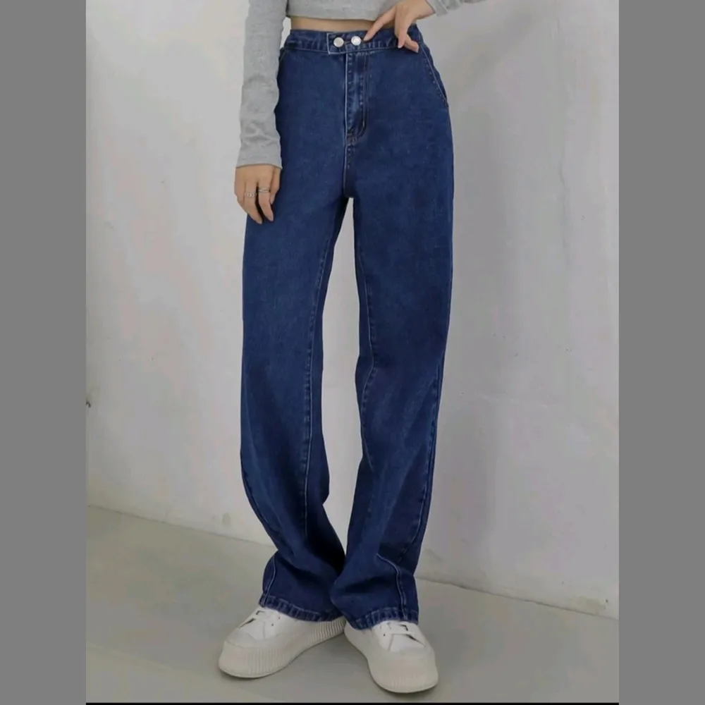 Ett par slutsålda högmidjade jeans i storlek M. Köpta från Shein, Dazy. Säljer dem p.g.a. att dem va för tajta i midjan på mig, inget fel på dem annars☺️ 🔸 Köparen står för frakt.. Jeans & Byxor.