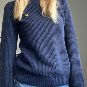 Stickad Lyle & Scott tröja stl 10-11 år - Stickad tröja som är i storlek 10-11 år, men passar i storlek för mig som är 14 år och oftast har xs i storlek. Använd men ser som ny ut. Köpte för 399kr och finns inte att köpa någonstans nu. Köparen står för frakt:)