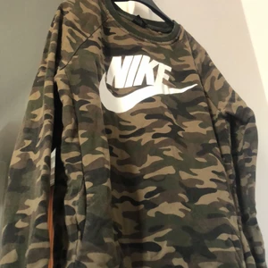 Nike tröja - Lite luddig på insidan så skön och varm, bra skick