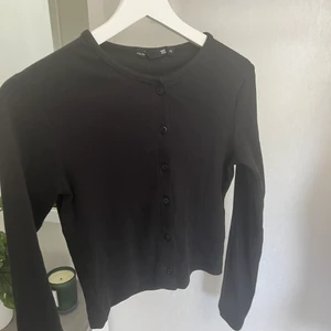 Svart kofta  - Svart ribbad kofta. Storlek M men sitter som en S🤍