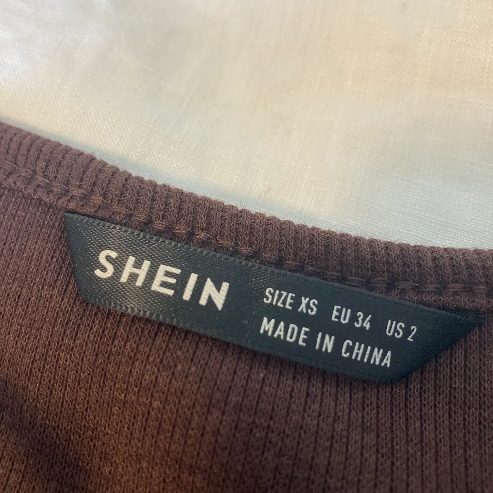 Säljer ett brunt ribbat linne som jag köpt här på plick, från början är den ifrån shein. Endast använt ett fåtal gånger. Frakten är 13kr (ett frimärke) och fraktas hem till din brevlåda via postnord🫶. Toppar.