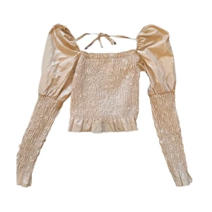 gina tricot teöja - tröja i en fin guldig färg från gina tricot i storlek 36. aldrig använt!! 