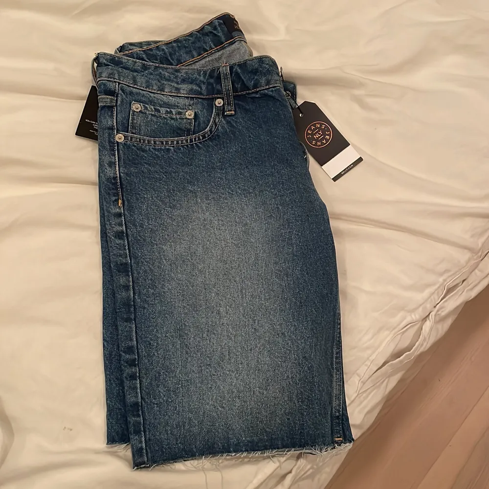 Ett par snygga helt oanvända jeansshort, lågmidjade. pris kan diskuteras.. Shorts.