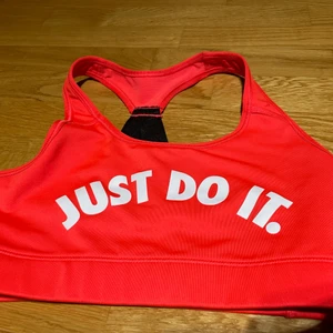 Nike sporttopp - Säljer denna topp från Nike då den inte kommer till användning!