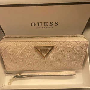 Helt ny GUESS plånbok - Säljer denna helt oanvända supersöta plånbok från GUESS med tillhörande kartong. 💘 Plånboken är äkta och köpt i en guessbutik. Den är i en så fin ljusljusrosa färg (pm för fler bilder!). Köparen står för frakt 🧡🤝