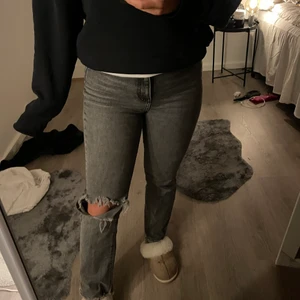 Jeans  - Säljer dessa grå jeans i storlek 36 då de tyvärr inte kommer till användning. Väldigt bra skick, använda max fem gånger💕💕säljer för 250+frakt 