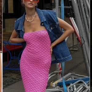 Nakd klänning  - Säljer min fina rosa bandeau klänning med fint unikt mönster. Köptes till ett pink party och har efter det inte hittat användning för den. Storlek xs och sitter som en späck på mig som vanligtvis bär xs/s.