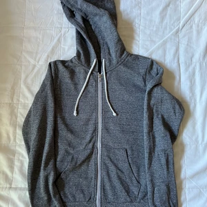 H&M Hoodie - Gråaspräcklig hoodie från H&M.