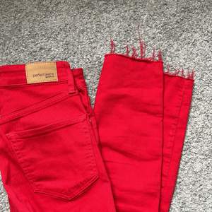 Säljer mina röda skinny jeans från Gina Tricots kollektion Perfect Jeans! sitter snyggt på, skriv priv för mer bilder 💖