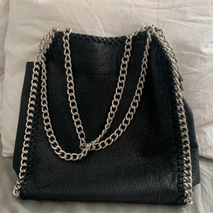 Tiamo väska - Första två är lånade bilder. Väska från Tiamo, den är lite sönder upptill i knytningen men det går säkert att ordna (kolla sista bilden)💖 Köptes för 600kr💕 köparen står för frakten 