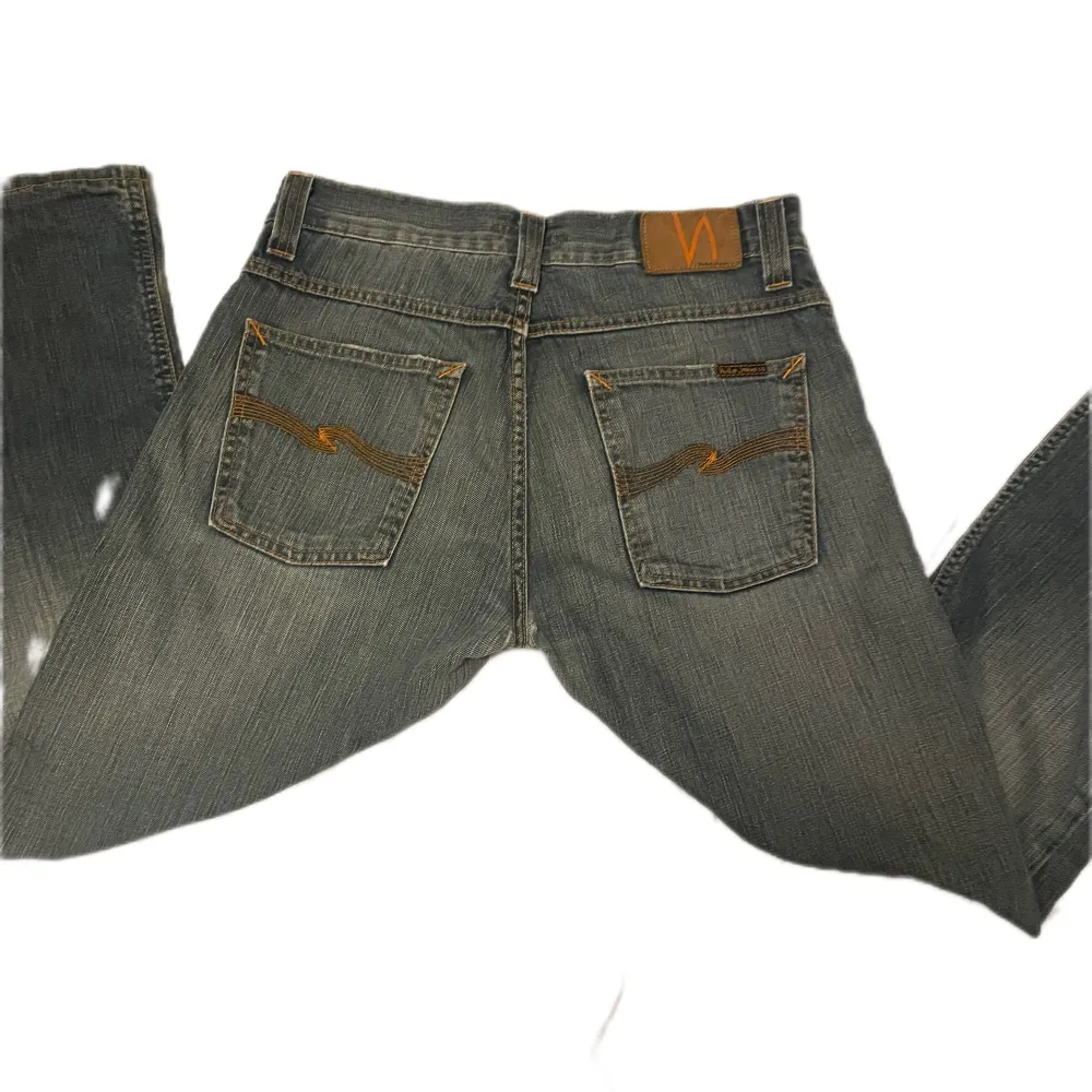 Mid/low waist jeans i bra skick från Nudie Jeans Co, för korta för mig som är 181 cm lång.  Waist: 31   Lenght: 32  Innerbenslängd: 74cm. Jeans & Byxor.