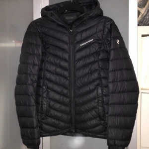 Peak Performance jacka - Peak Performance jacka i nyskick, har endast använt den fåtal gånger och då med försiktighet så den är i princip som ny