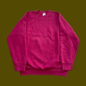 Vintage Wine Red 90s Raglan Sweater - Fin vintage sweater från märket ”Fruit of The Loom”, från 90-talet. I väldigt fint sparsamt skick. Inga fläckar alls. Härligt material i bomull. Mått: längd 63 cm, 55 cm över bröstkorgen, hemm 42 cm. För fler bilder eller mått kontakta mig 💫 