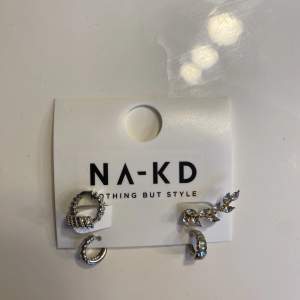 Helt oanvända örhängen från NA-KD