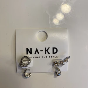 Örhängen  - Helt oanvända örhängen från NA-KD