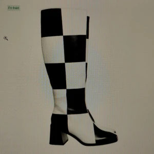 Söker boots - Söker dessa stövlar i storlek 38 eventuellt 39 skriv om du har och vill sälja! <3