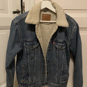 Levi’s jeans jacka - Så fin Levis jeans jacka🌟 Den är väl använd men i jätte fint skick💫  Passar bra på mig som brukar ha s