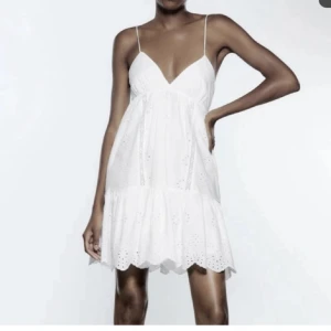 Klänning från zara - Säljer denna superfina klänning från zara som aldrig är använd. Prislappen sitter på. Perfekt nu till sommaren❤️