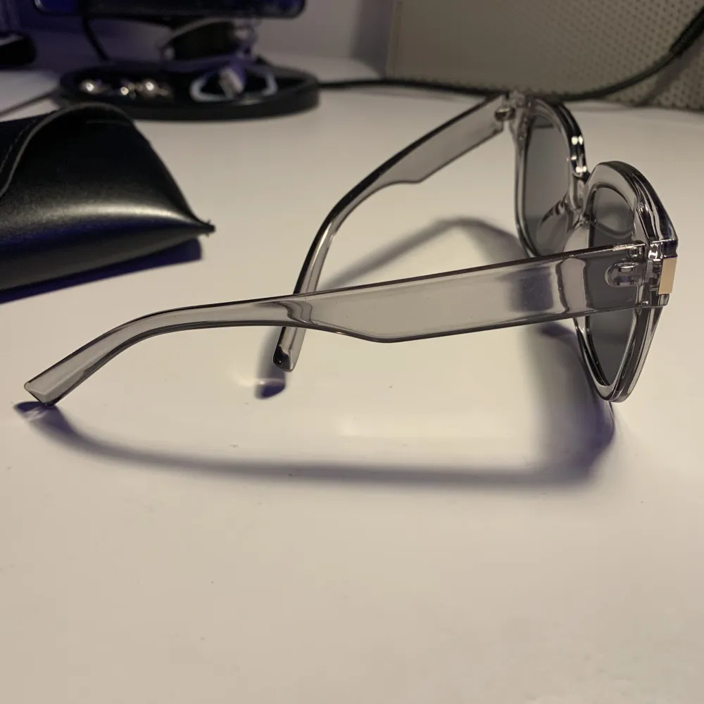 Säljer ett par solglasögon som jag köpt på Shein💕 De är väldigt lika chimi solglasögon💘 Har aldrig använt de💓Fodral och glasduk medföljer💞. Accessoarer.