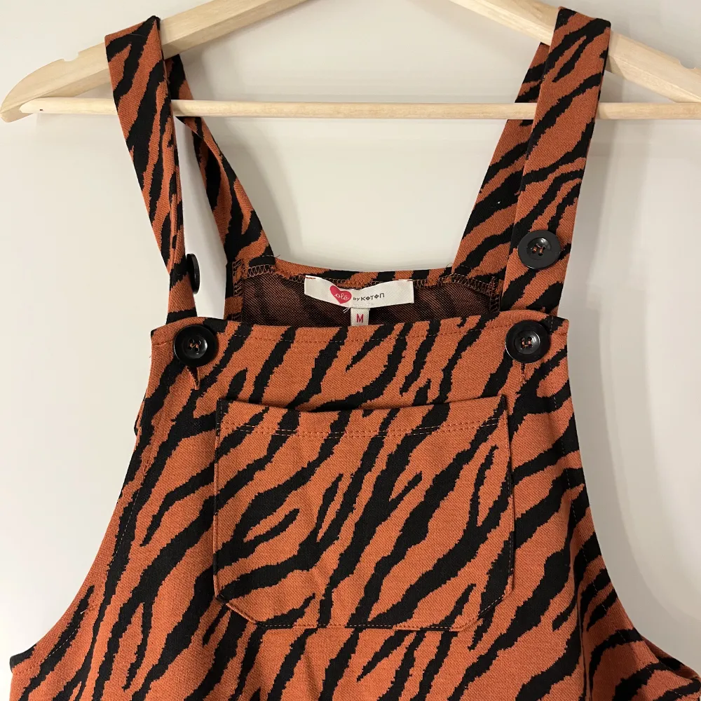 Dress with zebra print, size M, new with price. Klänningar.