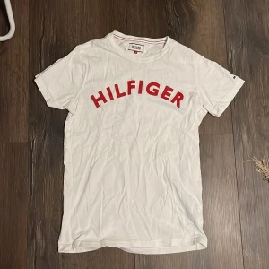 Tommy hilfiger tshirt - Använd typ 2 gr mest legat i garderoben, passar s/m liten i storleken 