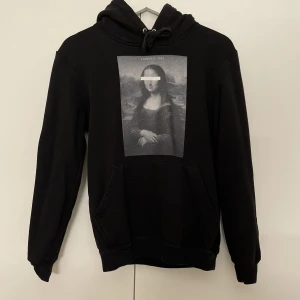 The cool elephant hoodie  - Svart the cool elephant hoodie. Storlek S. Liten i storleken.