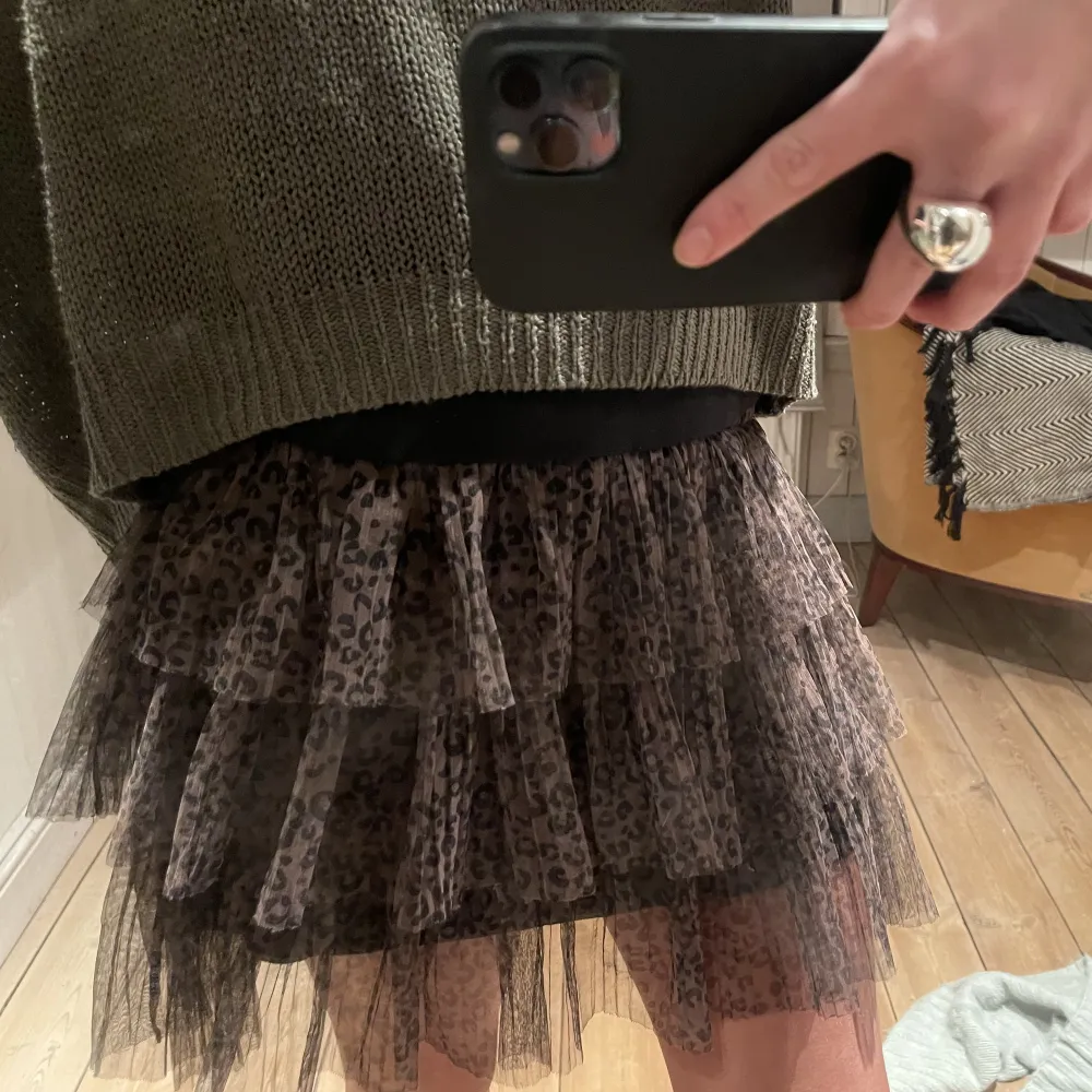 Säljer denna skitsnygga kjol från zara! Funkar även bra att använda som topp😊❤️‍🔥. Kjolar.