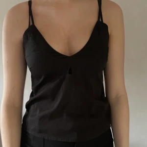 Svart linne - Jättesnyggt svart linne från Nelly, bra skick, säljs pga inte min stil <3