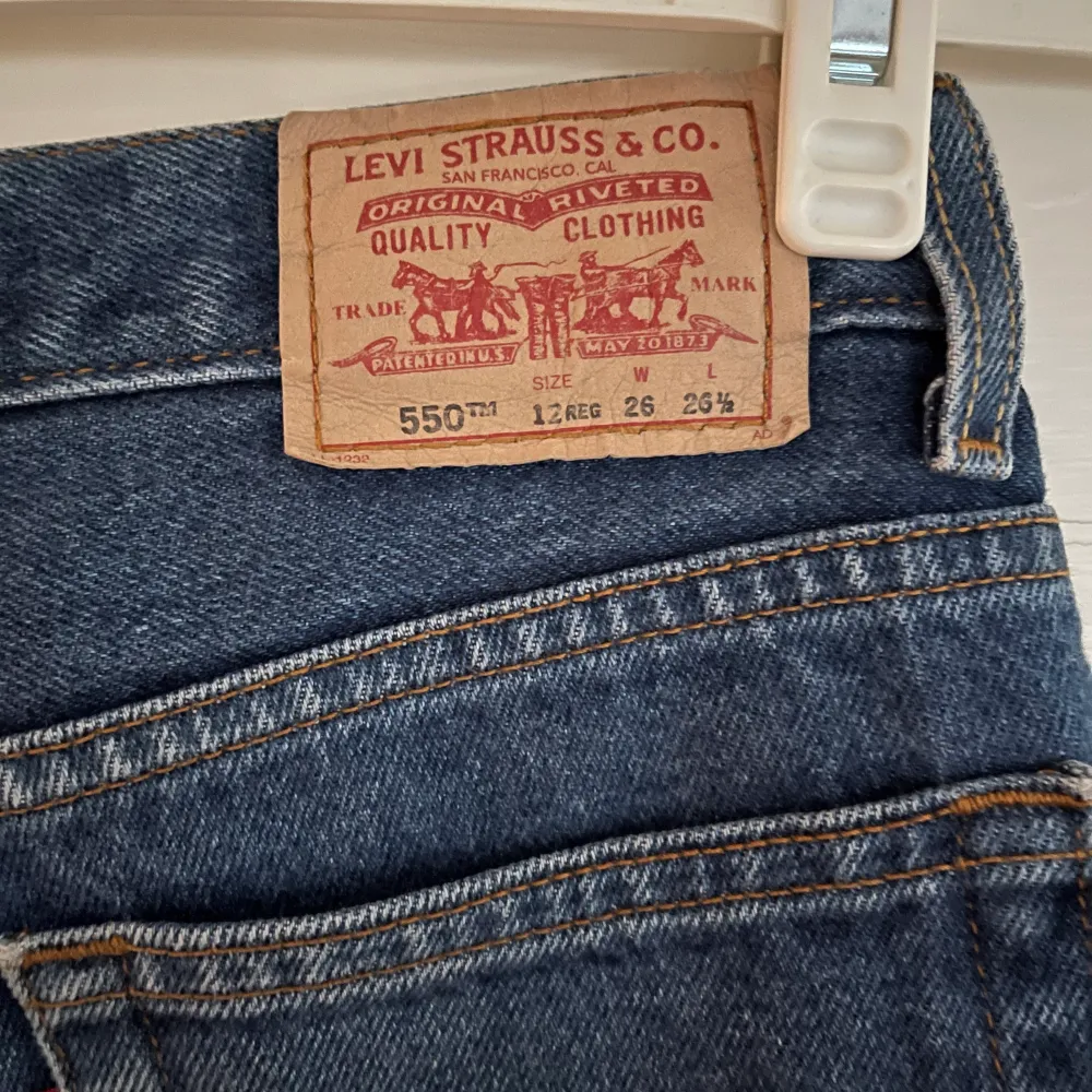 Mörkblå levi’s shorts i storlek w26. Shorts.