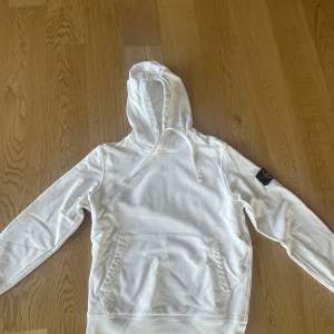 Säljer en vit stone island hoodie eftersom den blivit förliten för mig. Storlek S Ny pris 3000kr Mitt pris 1500kr Skick 8/10 