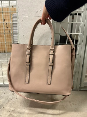 Väska från Åhléns  - Köpt på Åhléns använt några gånger men är i väldigt bra skick 