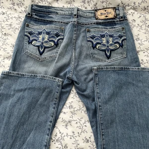 Jeans - Säljer nu de här as coola lågmidjade jeans, säljer dem då jag aldrig använder dem! I strl W32 L33 🤟🏼 midjemåttet är ca 87cm!