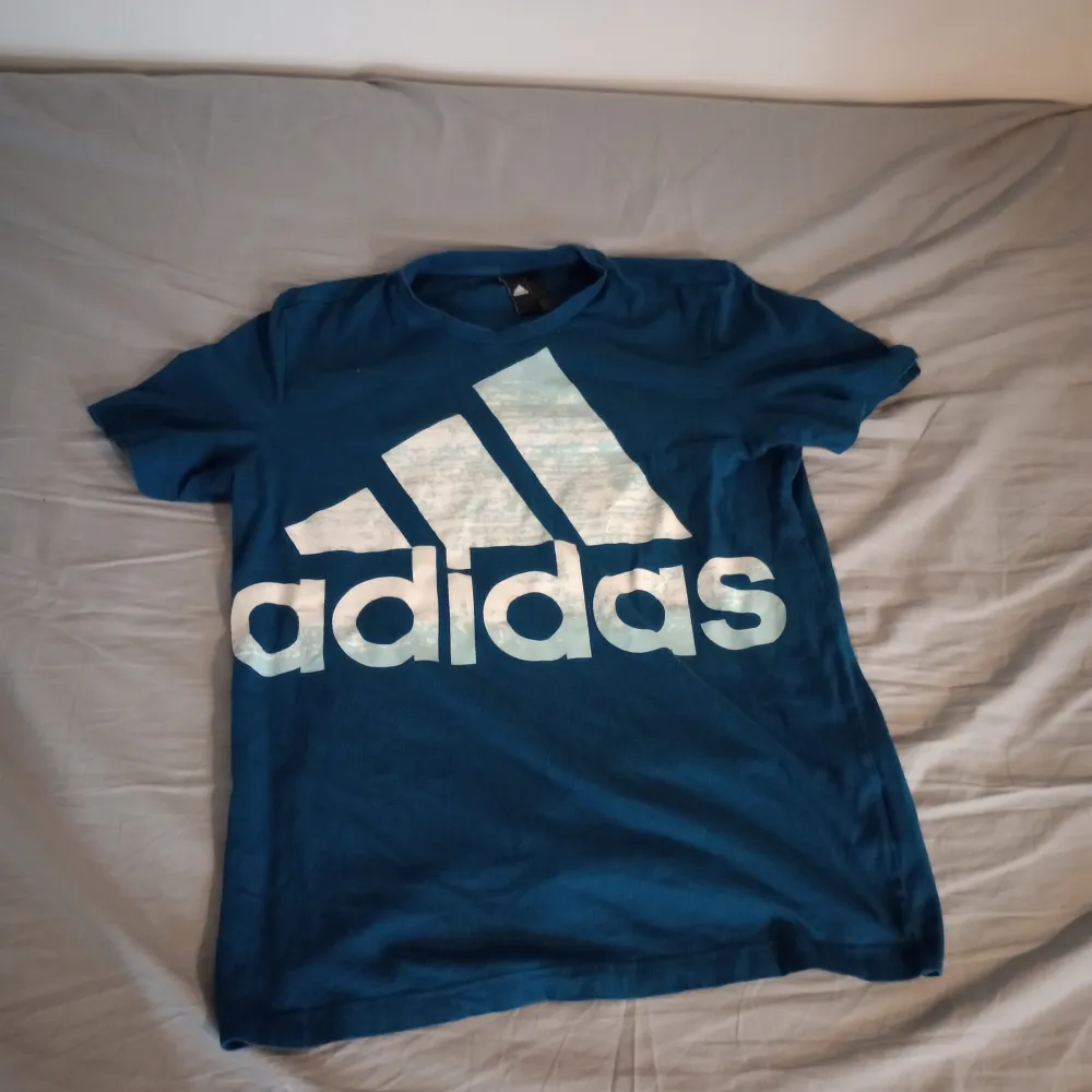 Blå Adidas t-shirt . T-shirts.