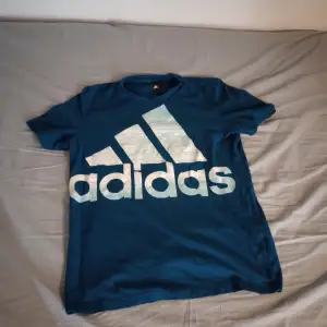 Blå Adidas t-shirt 