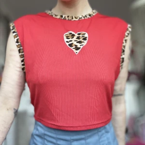 Röd topp med leopardmönstrat hjärta - Söt topp med leopardmönstrat hjärta. Från Shein, knappt använt av mig. Storlek L, men passar M också. Frakt tillkommer. 💕