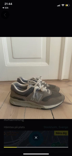 New Balance 997h strl 38.5 - Skor i fint skick inköpta på Arket. Använda väldigt lite. Små i storleken, jag brukar vanligtvis ha 37-38. Frakten kommer gå på runt 60kr men kan också mötas i vasastan eller Uppsala 