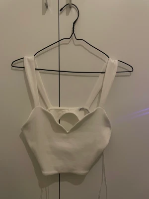 Topp från Zara - En vit topp från Zara som aldrig är använd och står att den är i storlek M men skulle mer säga att det är en S!!🫧