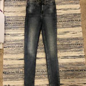 Blåa jeans från H&M. Köptes för länge sen. Storlek 36 men är ❗️väldigt små i storleken, passar xxs/Xs.❗️ Ser helt nya ut.