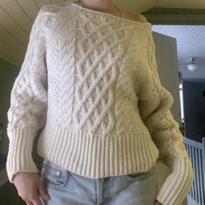 Stickad tröja  - Superfin vit/ beige stickad tröja, halvt offshoulder. Jätteskön, nypris: 499kr🥰Säljer pga att den inte kommer till användning❤️