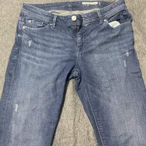 MörkBlå raka lågmidjade jeans. säljer för att dom inte passar mig. Betalning via Swish, köparen står för frakten.