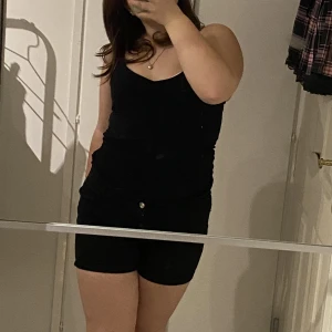 Shorts - Svarta jeans shorts, jätte Nice men det är inte min stil längre 