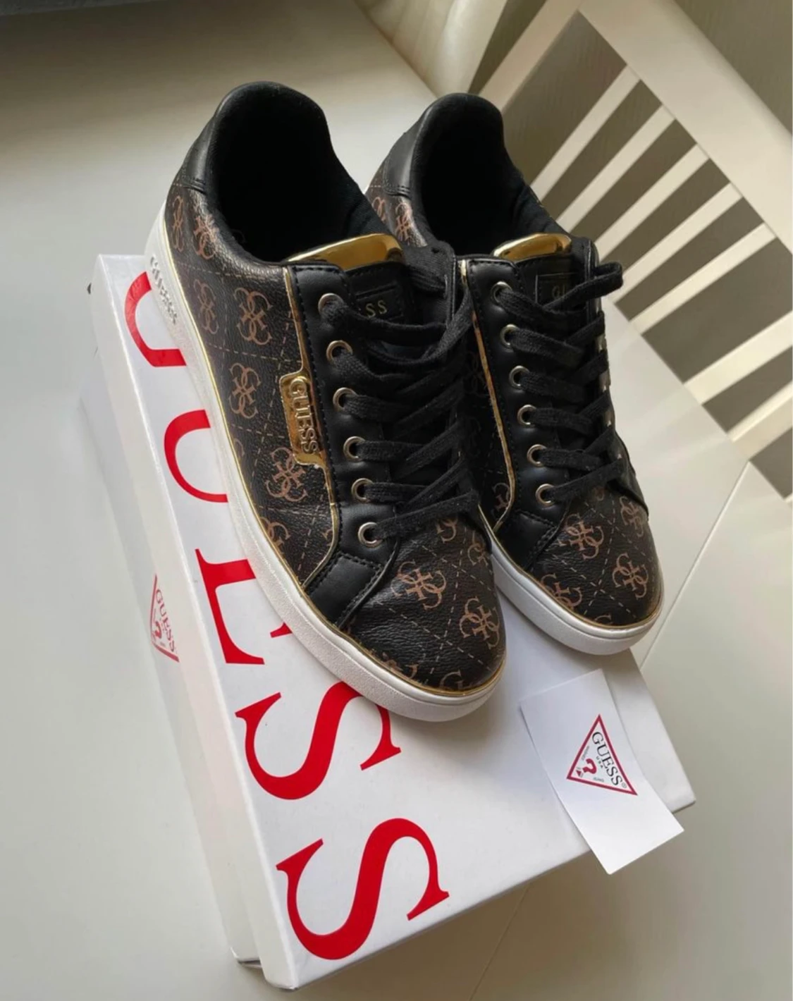 Guess skor äkta  - 90