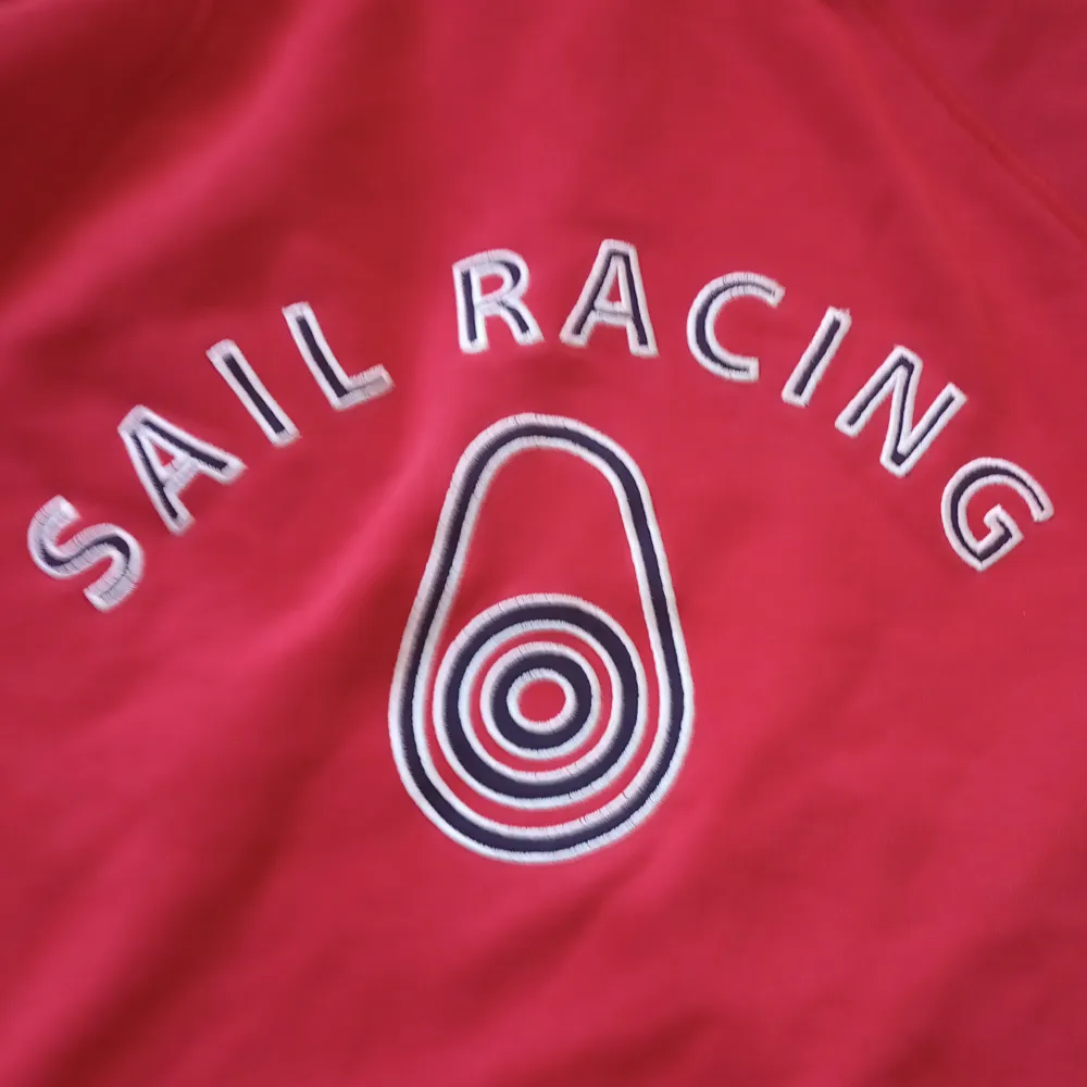 En röd Sail Racing zip-up hoodie i storlek M för män. Jag bär oftast xs-s och är 170cm lång. Säljer pga får ingen användning för den.. Hoodies.