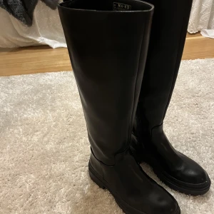 Nakd stövlar - Nakd stövlar använda en kväll så i nyskick. Jättefina och sköna verkligen helt perfekta. Köptes för 900 kr säljer för 600💕💕 skickad i kartong med allt som de kom i💕 kollar intresset så vet inte riktigt vad frakten är men kollar upp vid köp