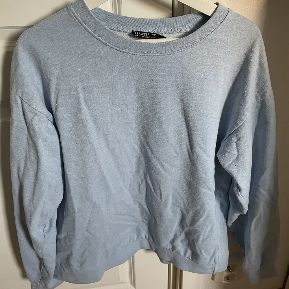 Blå tröja från asos, säljer då den inte kommer till användning. Storlek S., pris kan diskuteras vid snabb affär🫶🏼. Hoodies.