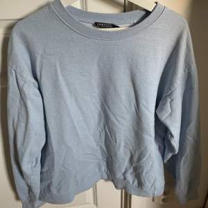 Blå tröja från asos, säljer då den inte kommer till användning. Storlek S., pris kan diskuteras vid snabb affär🫶🏼
