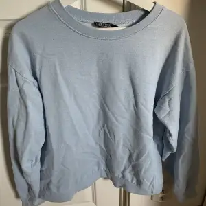 Blå tröja från asos, säljer då den inte kommer till användning. Storlek S., pris kan diskuteras vid snabb affär🫶🏼
