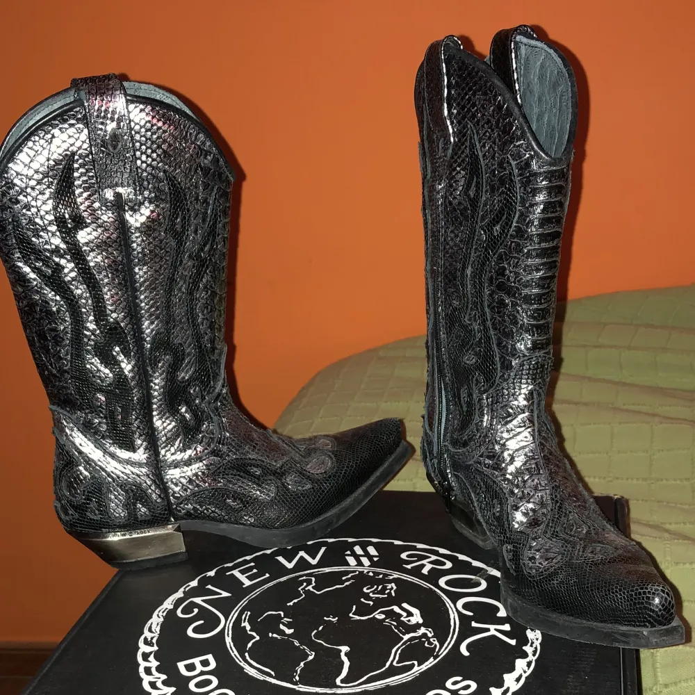 Äkta western cowboy boots från New Rock! Köpte för 2200 på second hand i Madrid (50% rea) Använda 2 ggr! Strl 38 men passar en 38,5/39 också då det är mycket plats bland tårna pga skons modell!. Skor.