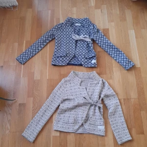 Oddmolly - Två Odd Molly koftor.Den ena är blå och den andra grå.Båda har bra kvalitet och är i bra skick köpta för ungefär 3 år sedan.Säljer de ihop men om man vill ha en av de så kan man höra av sig.❤