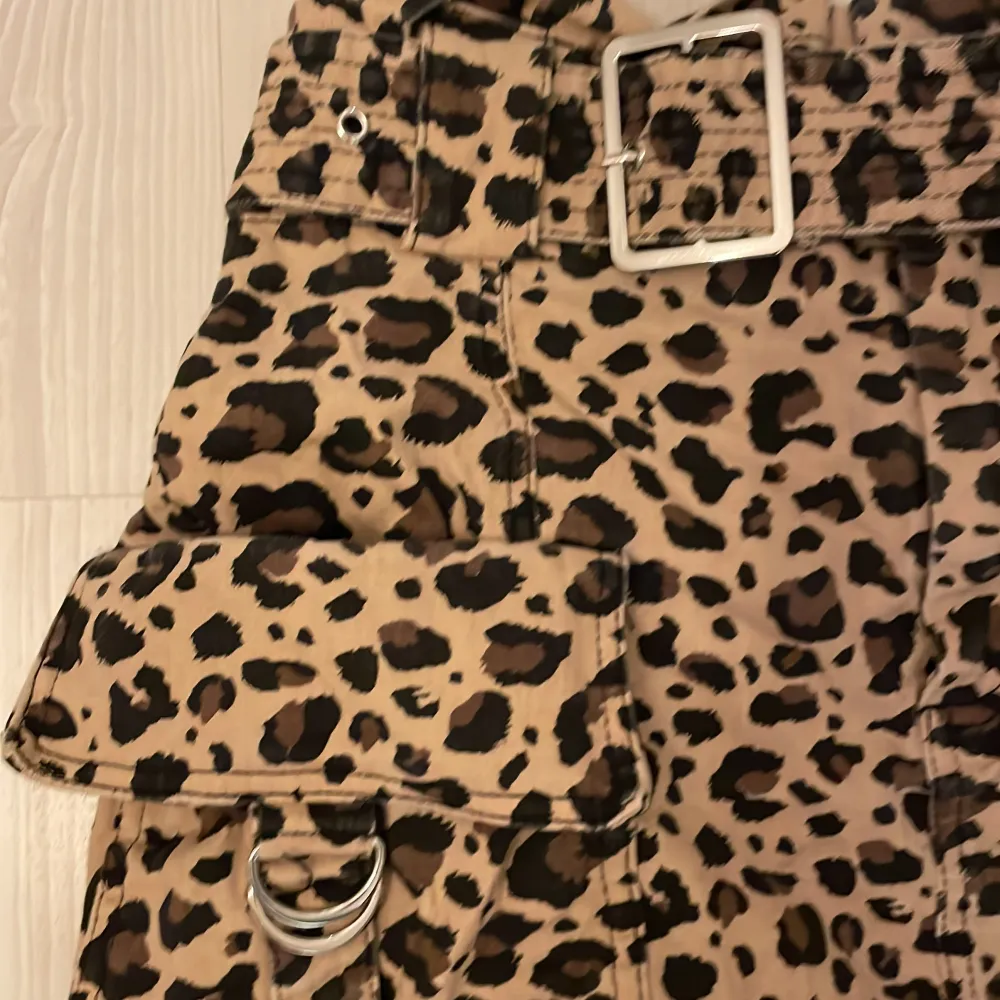 Supercool kjol med leopardmönster och bälte, och två fickor (HUR BRA??), perfekt till festen 🥳. Kjolar.